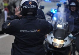 Policía y bomberos impiden que se suicide un hombre que había trepado a una grúa en Valladolid