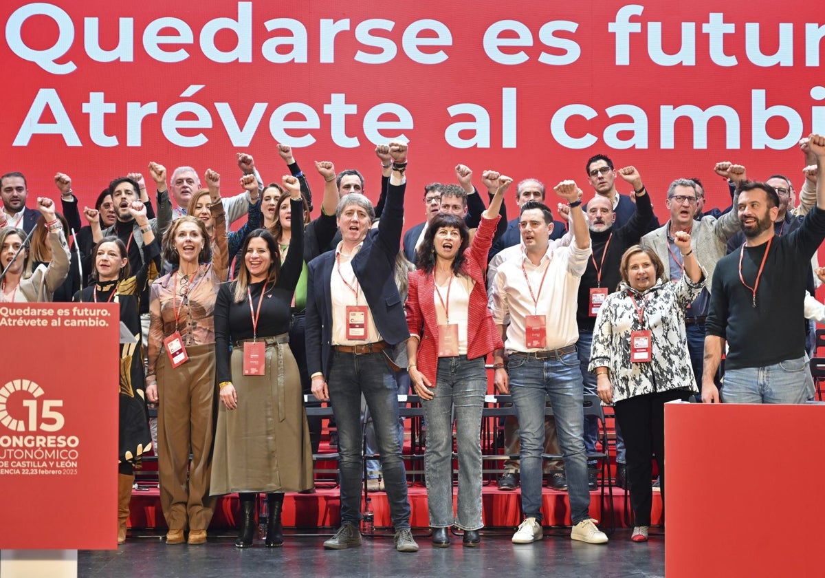 Carlos Martínez y los miembros de la Ejecutiva Autonómica cantan la ‘Internacional’ al finalizar el XV Congreso celebrado en Palencia