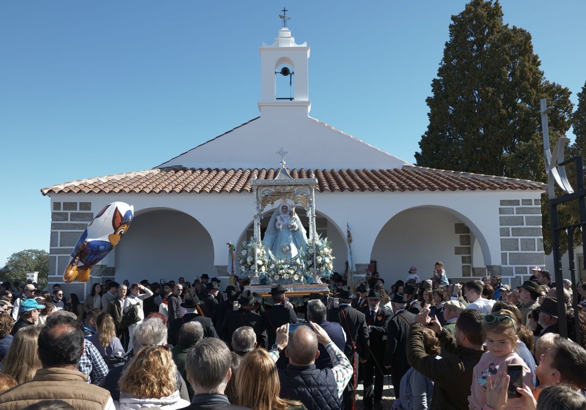 La Virgen de Luna saliendo de su ermita hacia Pozoblanco rodeada de cientos de devotos