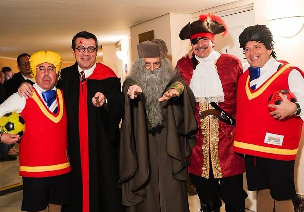 El alcalde de Córdoba, José María Bellido, el presidente de la Diputación Salvador Fuentes, y varios concejales durante la final del carnaval en Córdoba