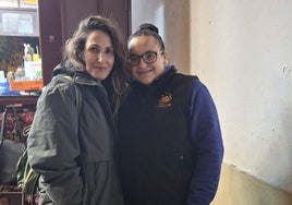 Malú se deja querer por el encanto de los puestos de caracoles de Córdoba