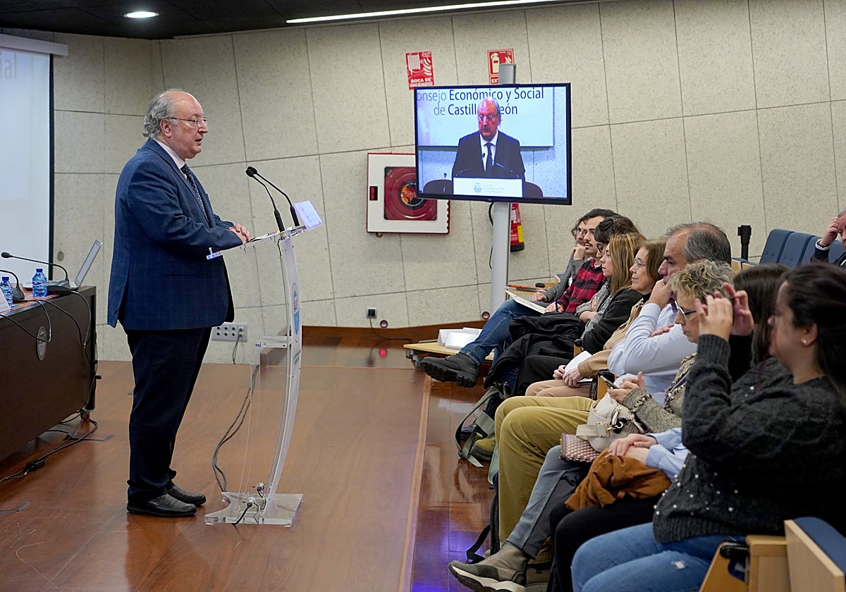 El presidente del Consejo Económico y Social de Castilla y León (CES), Enrique Cabero, durante el acto celebrado en Valladolid