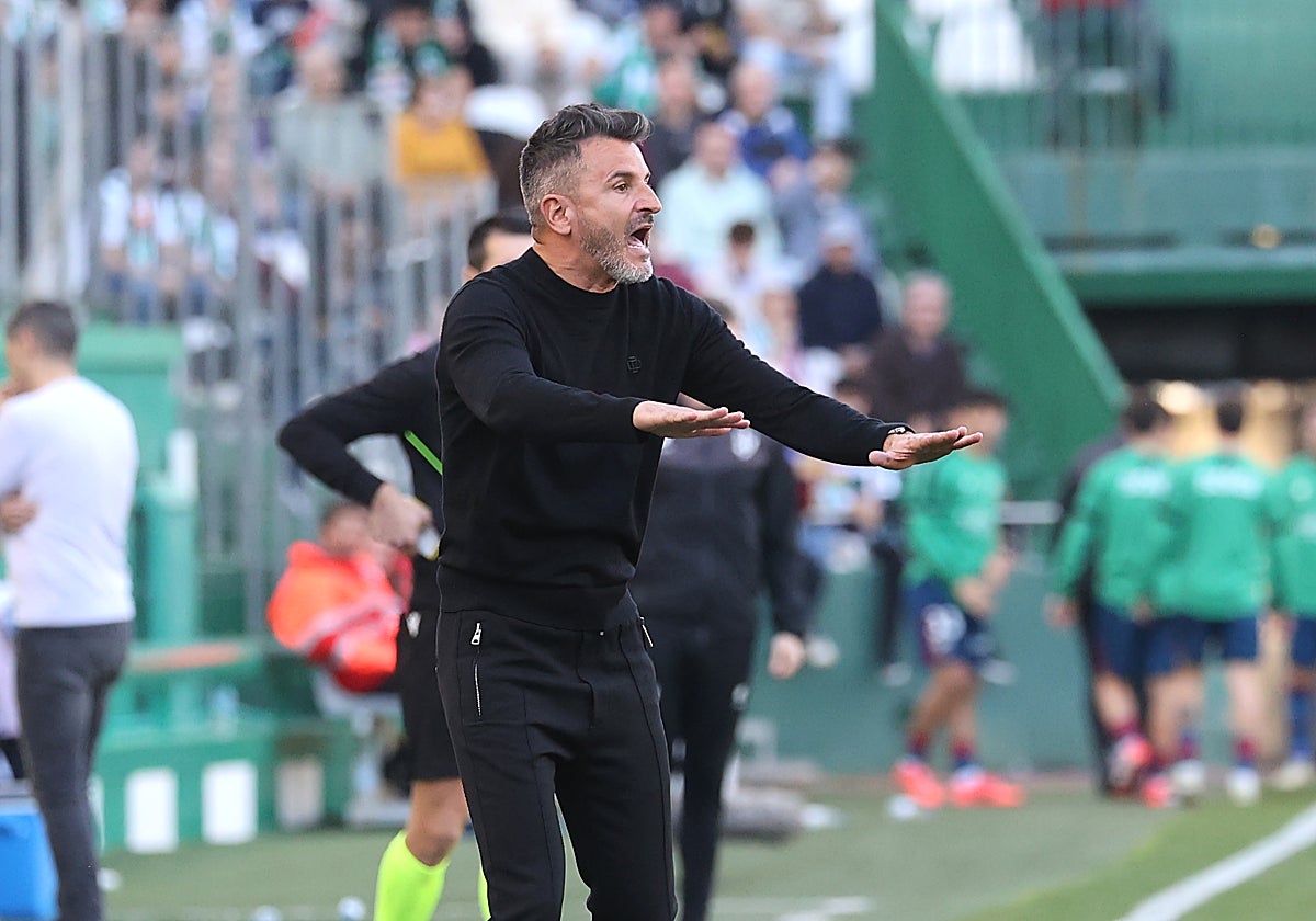 El técnico blanquiverde Iván Ania pide calma a sus jugadores en un partido
