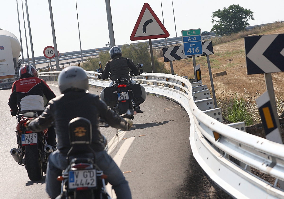 Motoristas circulan por las peligrosas curvas de la Cuesta del Espino en la A-4 en Córdoba
