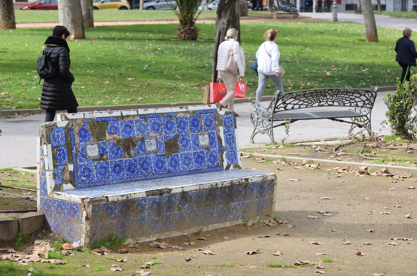 El abandono de los icónicos bancos de los Jardines de Agricultura, en imágenes