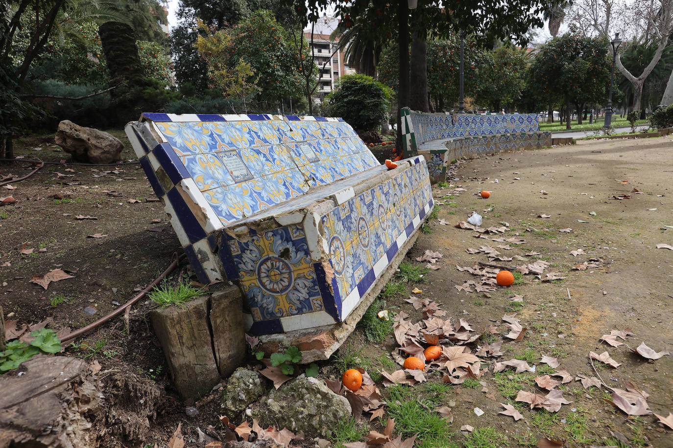 El abandono de los icónicos bancos de los Jardines de Agricultura, en imágenes