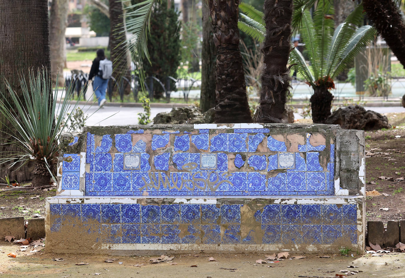 El abandono de los icónicos bancos de los Jardines de Agricultura, en imágenes