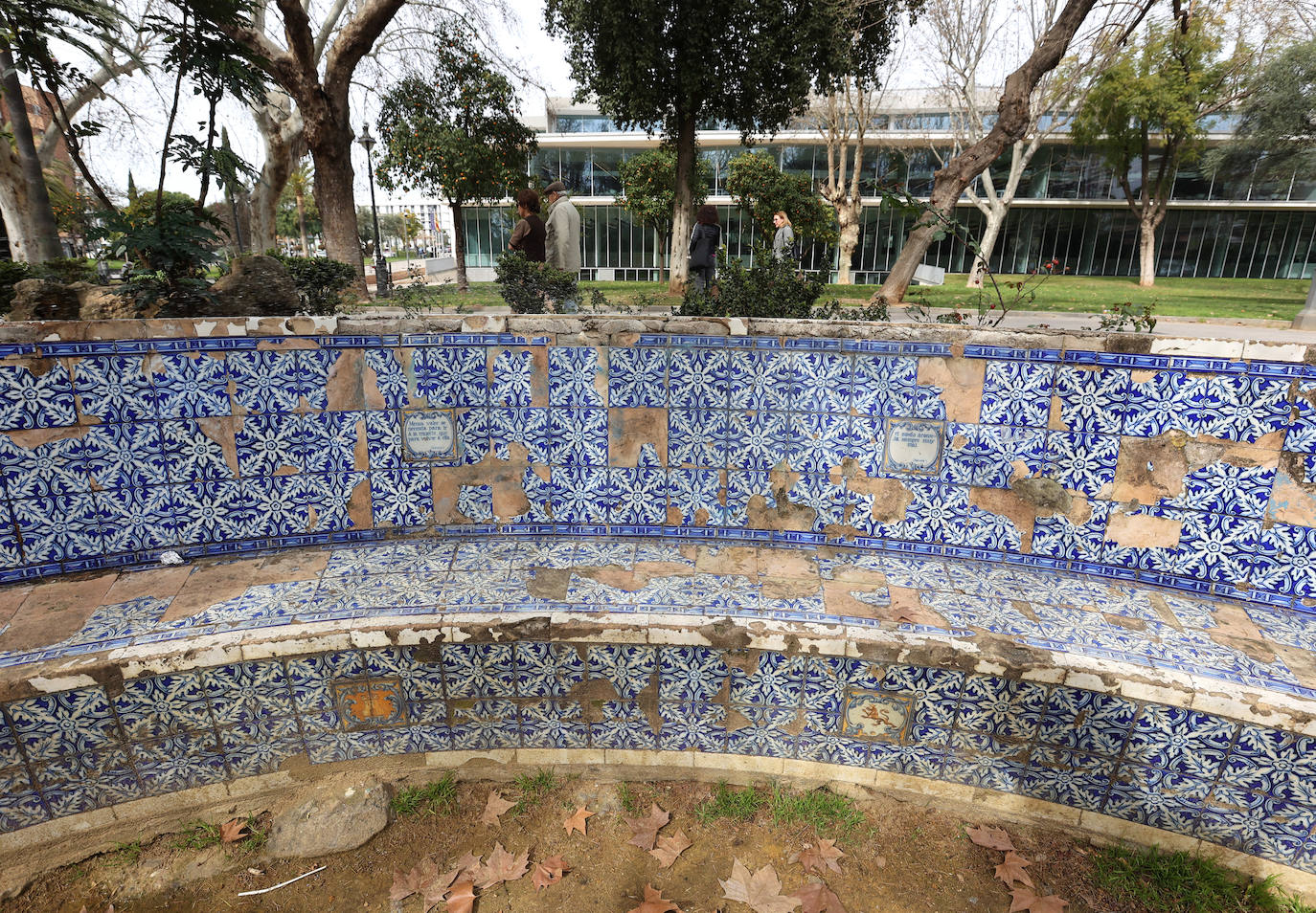 El abandono de los icónicos bancos de los Jardines de Agricultura, en imágenes