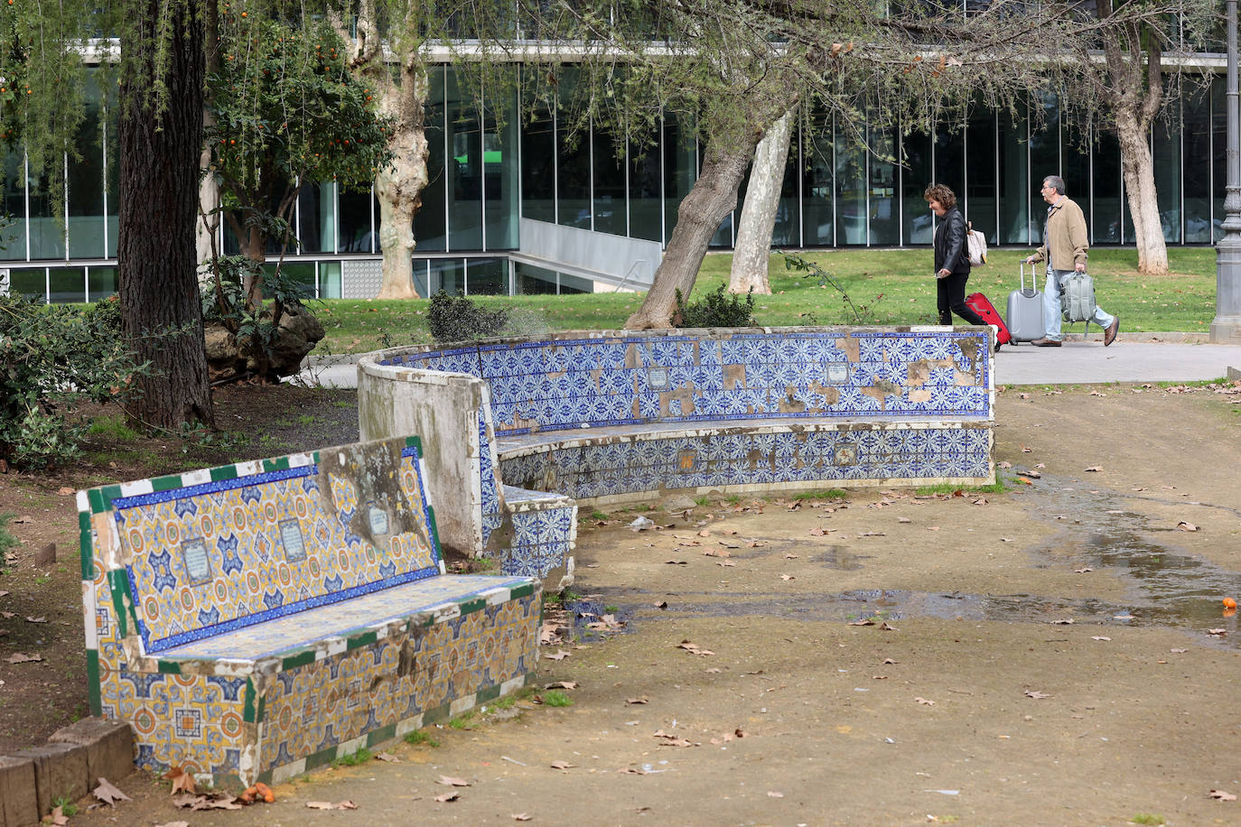 El abandono de los icónicos bancos de los Jardines de Agricultura, en imágenes