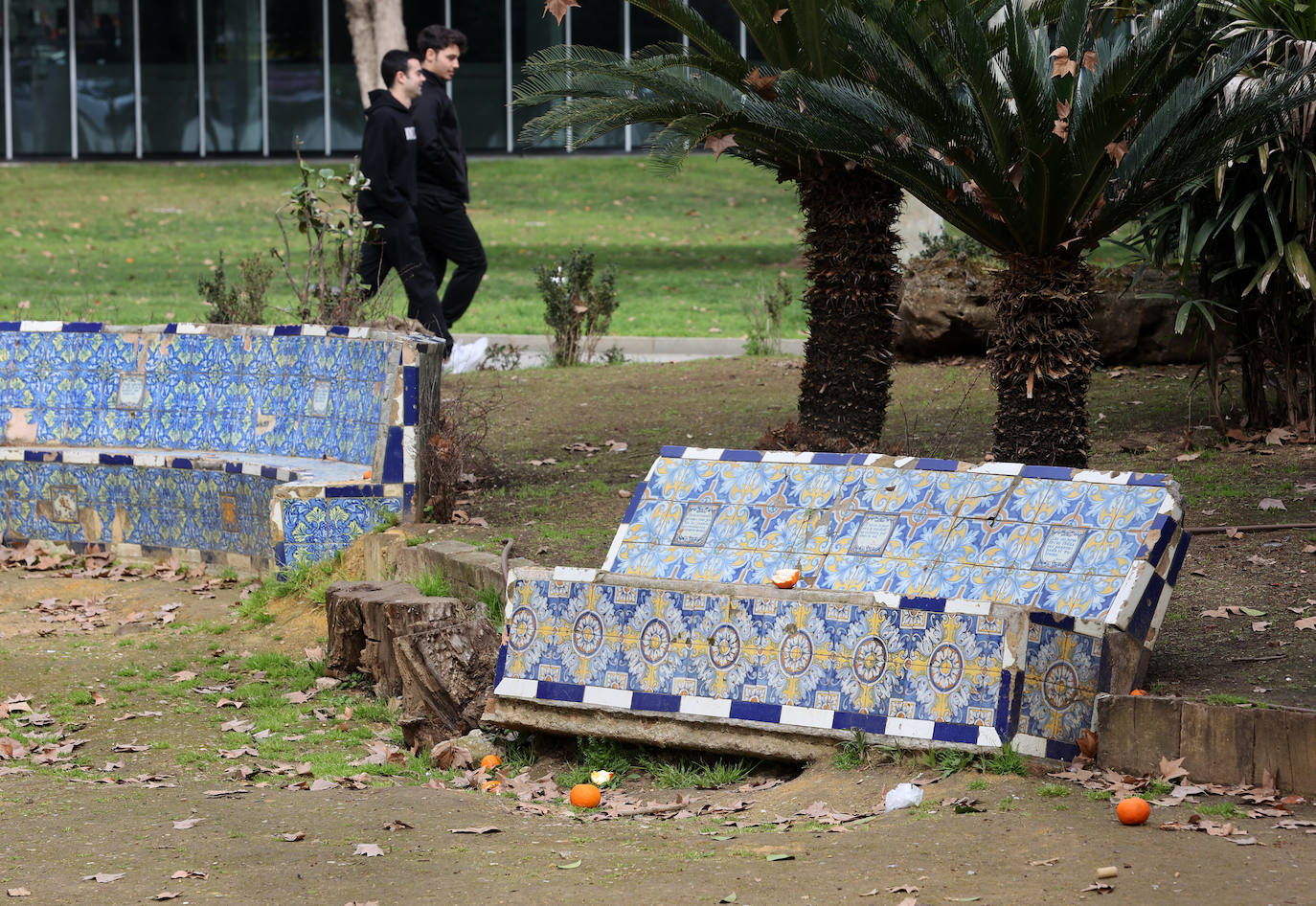El abandono de los icónicos bancos de los Jardines de Agricultura, en imágenes