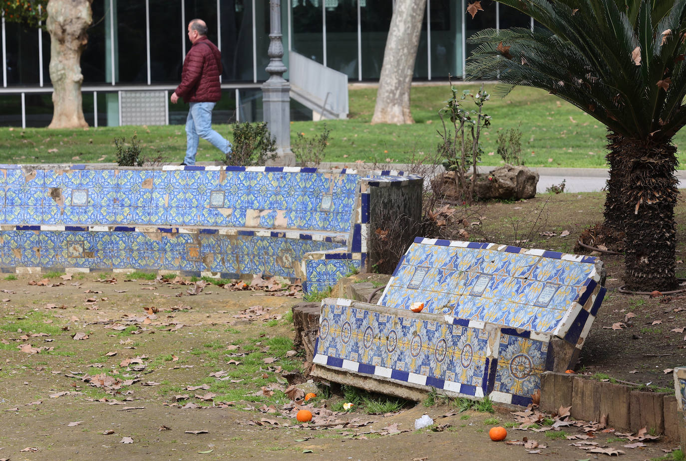 El abandono de los icónicos bancos de los Jardines de Agricultura, en imágenes