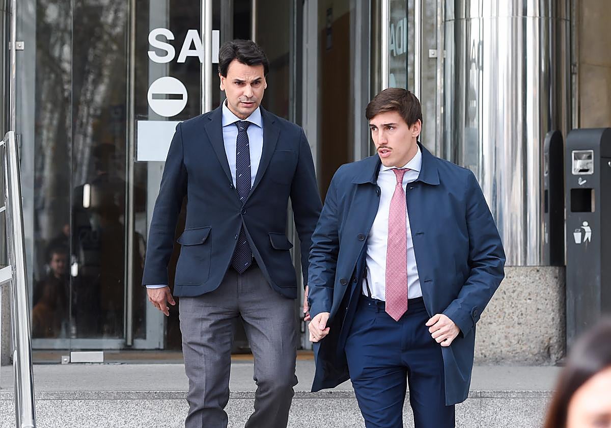 El noviod e Ayuso a su salida de los juzgados.