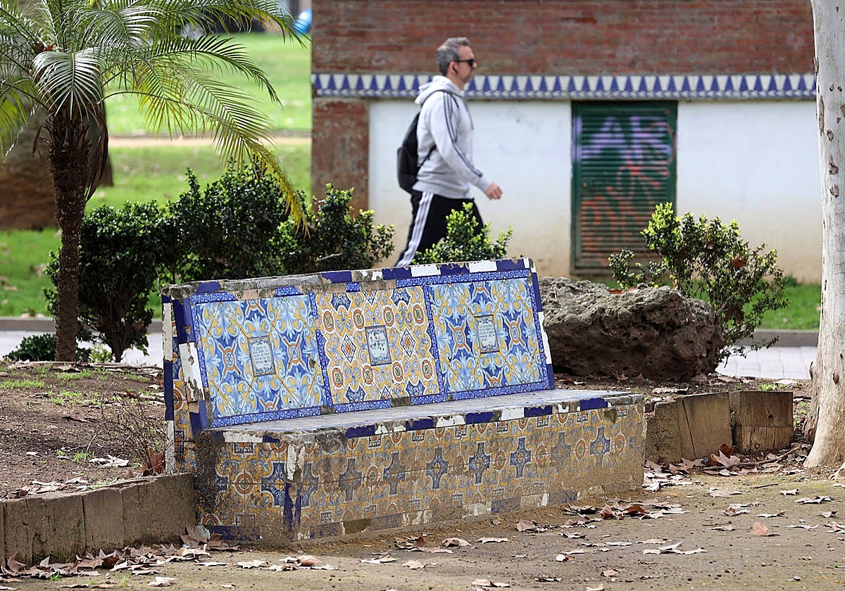 El abandono de los icónicos bancos de los Jardines de Agricultura, en imágenes