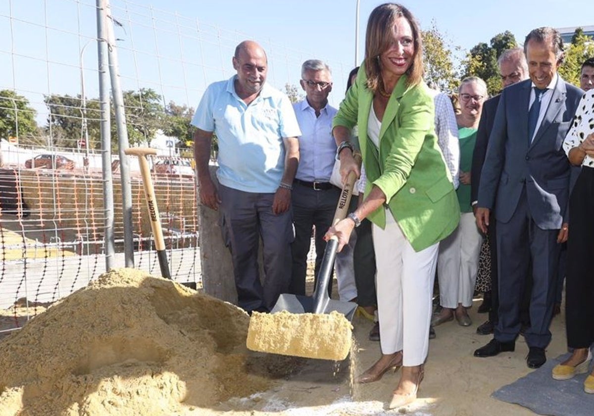 La consejera de Vivienda de la Junta, Rocío Díaz, durante la colocación de la primera piedra de una promoción de pisos en Chiclana de la Frontera, Cádiz