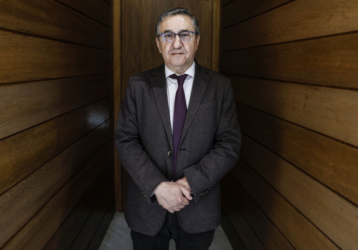 El conseller de Educación, José Antonio Rovira, posa para ABC en las Cortes Valencianas
