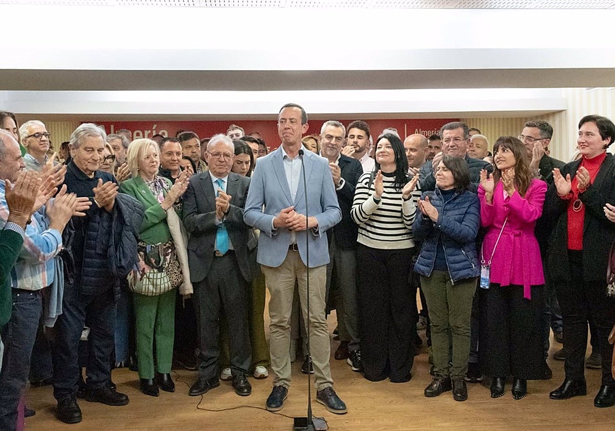 El subdelegado de Gobierno en Almería, José María Martín, arropado por militantes y cargos socialistas