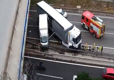 Cuatro heridos tras el accidente múltiple de la AP-7 en Sant Cugat (Barcelona)