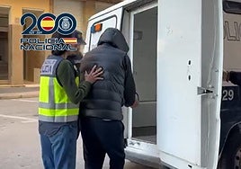 Roba un bolso de 4.800 euros a una mujer tras pincharle una rueda en el parking del supermercado