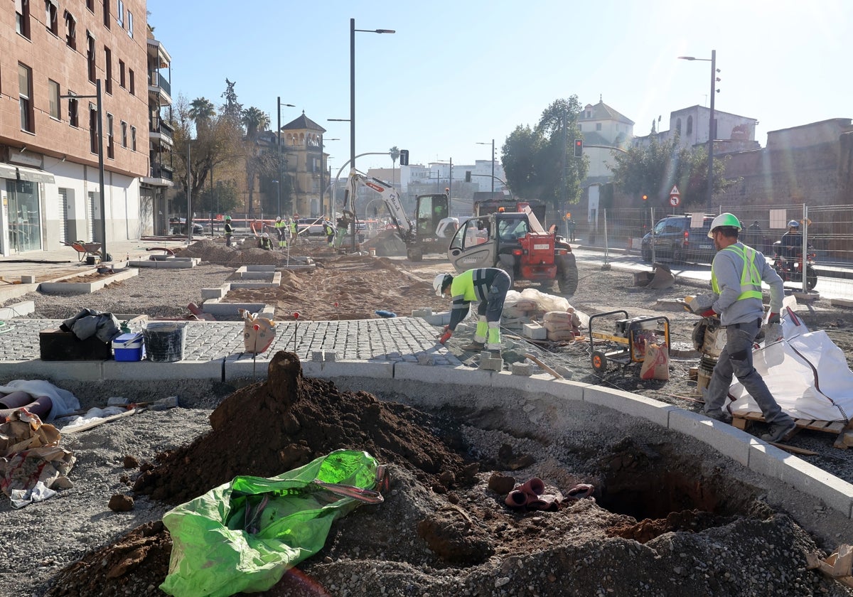Varios operarios trabajan en el pavimento de la Ronda del Marrubial en diciembre
