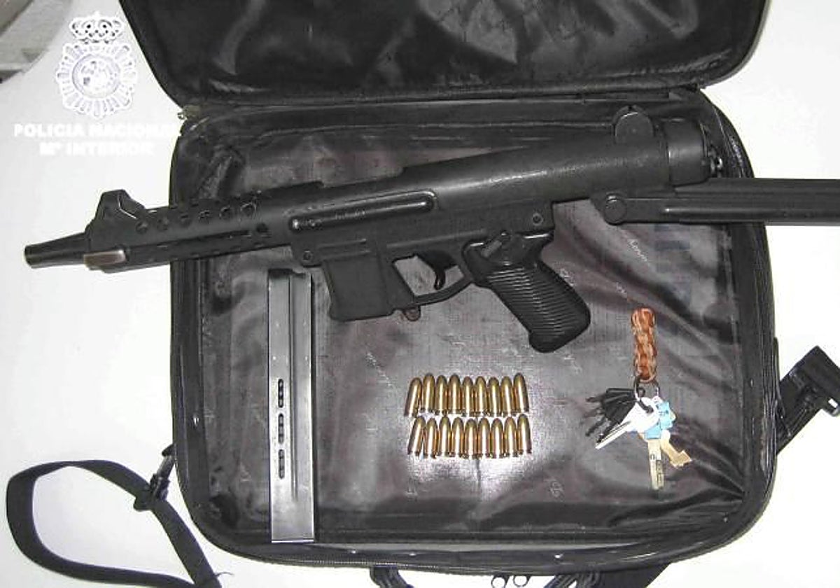 Imagen de archivo de un subfusil de asalto en un maletín