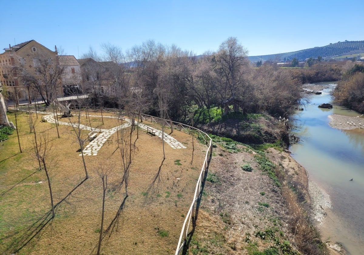 Una de las márgenes del río Genil en la localidad pontana