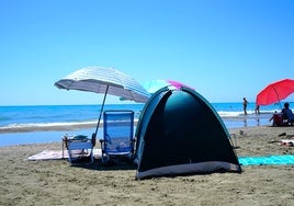 Torrox, pionera en prohibir jaimas y tiendas de campañas en sus playas