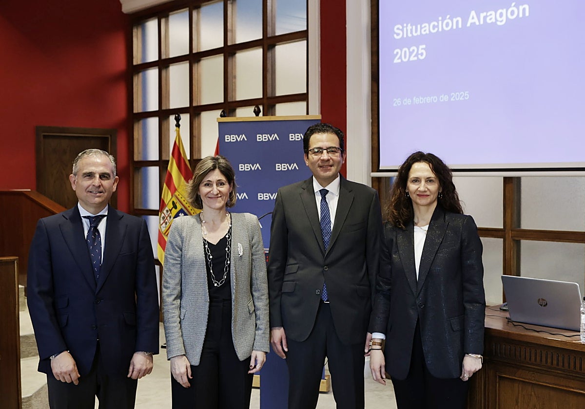 De izq. a drcha.; Jesús Asian director de Zona Aragón BBVA, Marta Alonso, directora territorial BBVA Norte: Miguel Cardoso, economista jefe para España de BBVA Research:, Elena López, directora Regional Empresas BBVA Norte