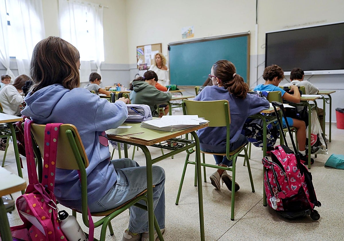 Imagen de archivo de una clase con estudiantes en un colegio de Granada