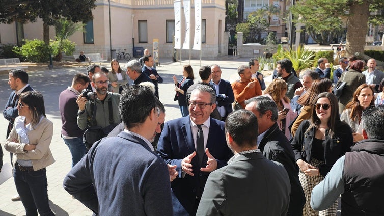 La Diputación de Alicante reúne a más de un centenar de alcaldes para tomar el pulso a la realidad local