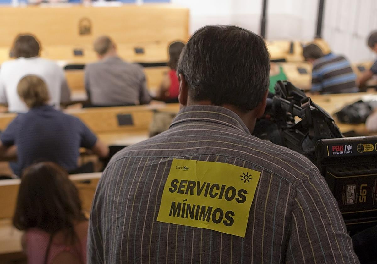 Un trabajador de Canal Sur con un cartel de huelga en su espalda