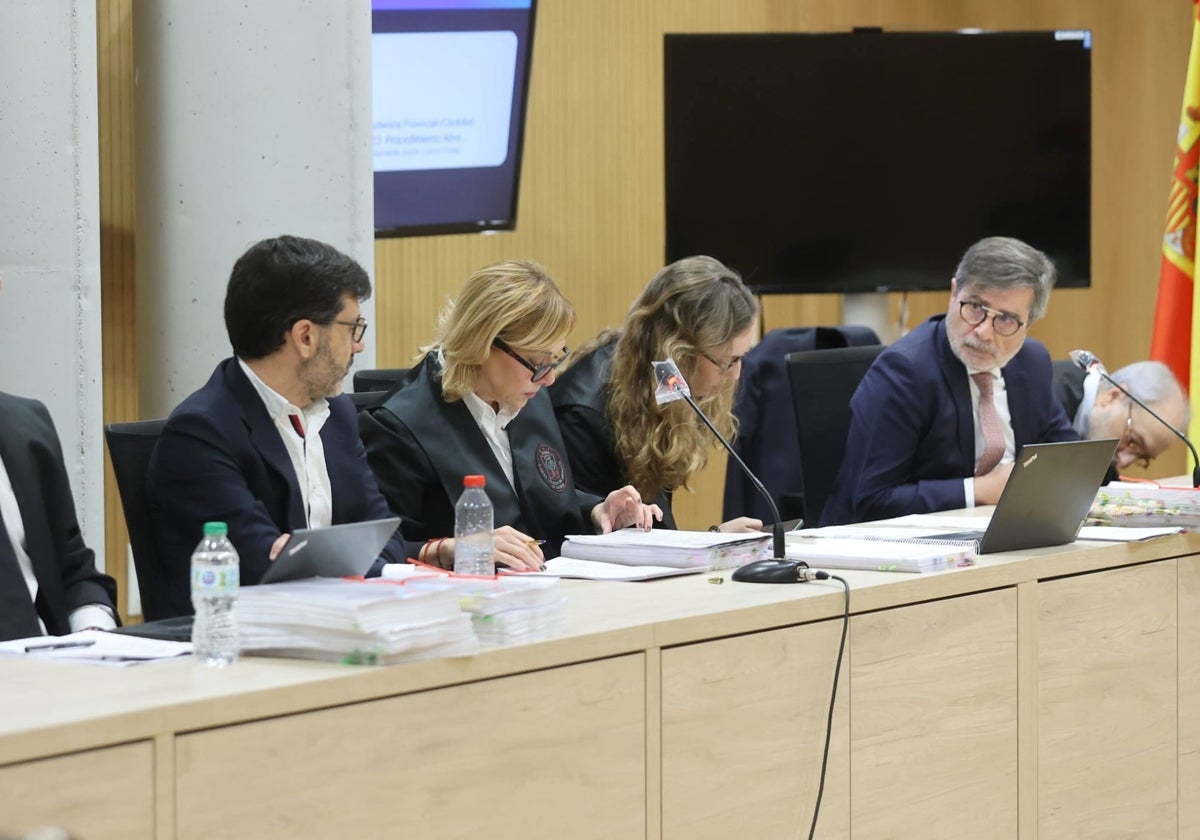 León (izquierda) y González (derecha) minutos antes del inicio de la sesión en el banquillo de los acusados