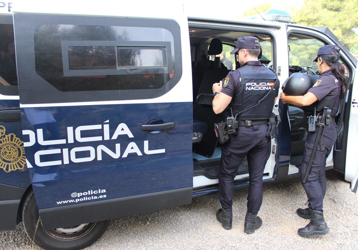 Imagen de dos agentes de la Policía Nacional
