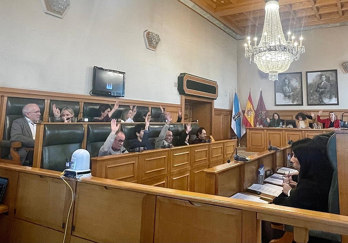 Los miembros de la Corporación, en el momento de la votación de los presupuestos