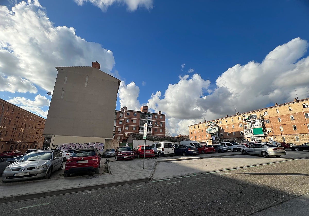 El solar, de titularidad municipal, se encuentra en la calle Santander