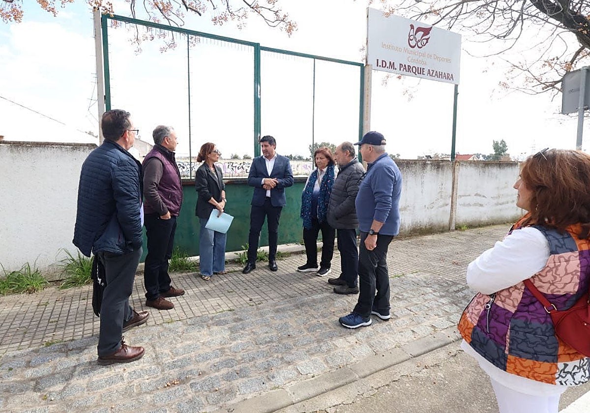 Responsables del Imdeco junto a los vecinos del Parque Azahara en la puerta de las instalaciones