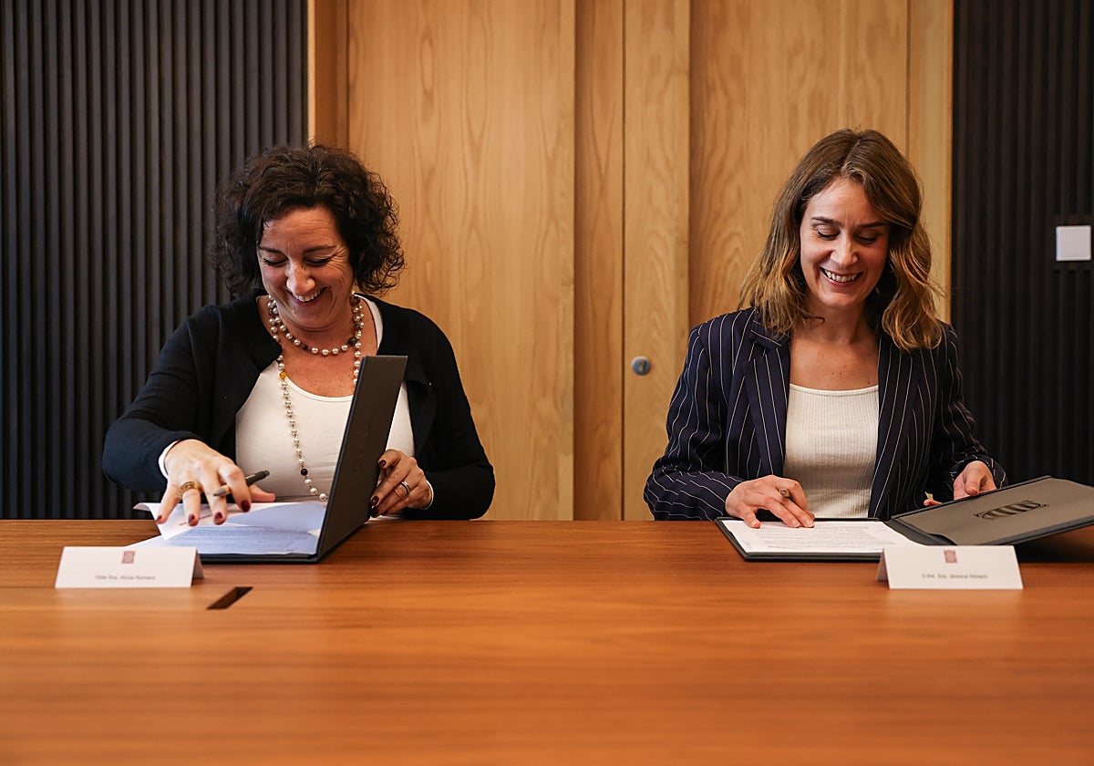 Momento de la firma del acuerdo entre Alícia Romero y Jéssica Albiach distribuida por la Generalitat de Cataluña