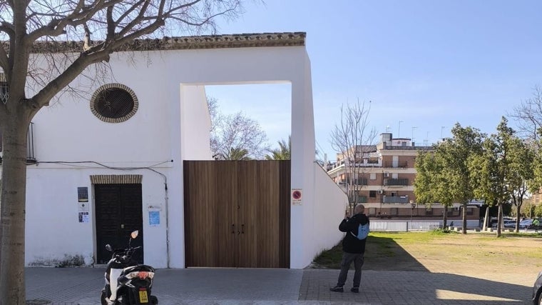 Ampliación de la puerta trasera de la casa de hermandad de la Bondad