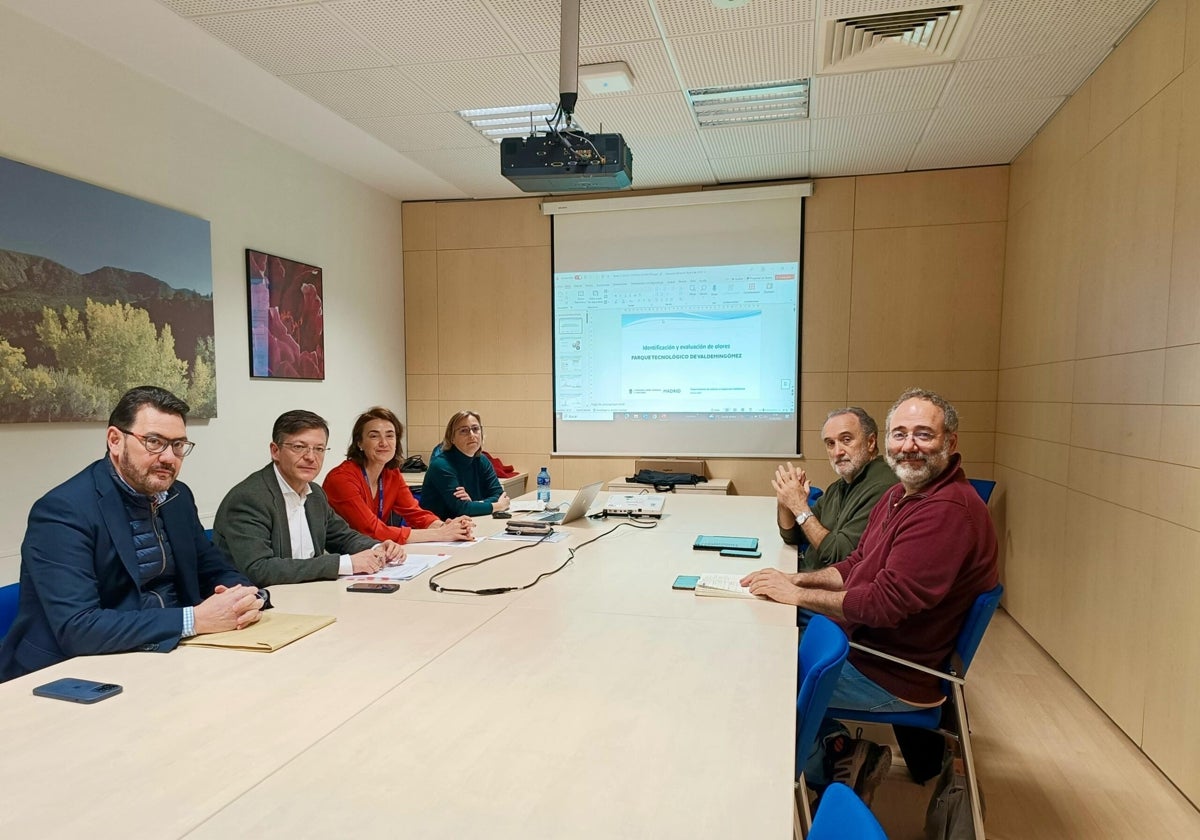 Imagen de la Comisión de Seguimiento del Convenio de la Comisión de Seguimiento del Convenio de Olores en el Ensanche de Vallecas, reunida en la mañana de este jueves