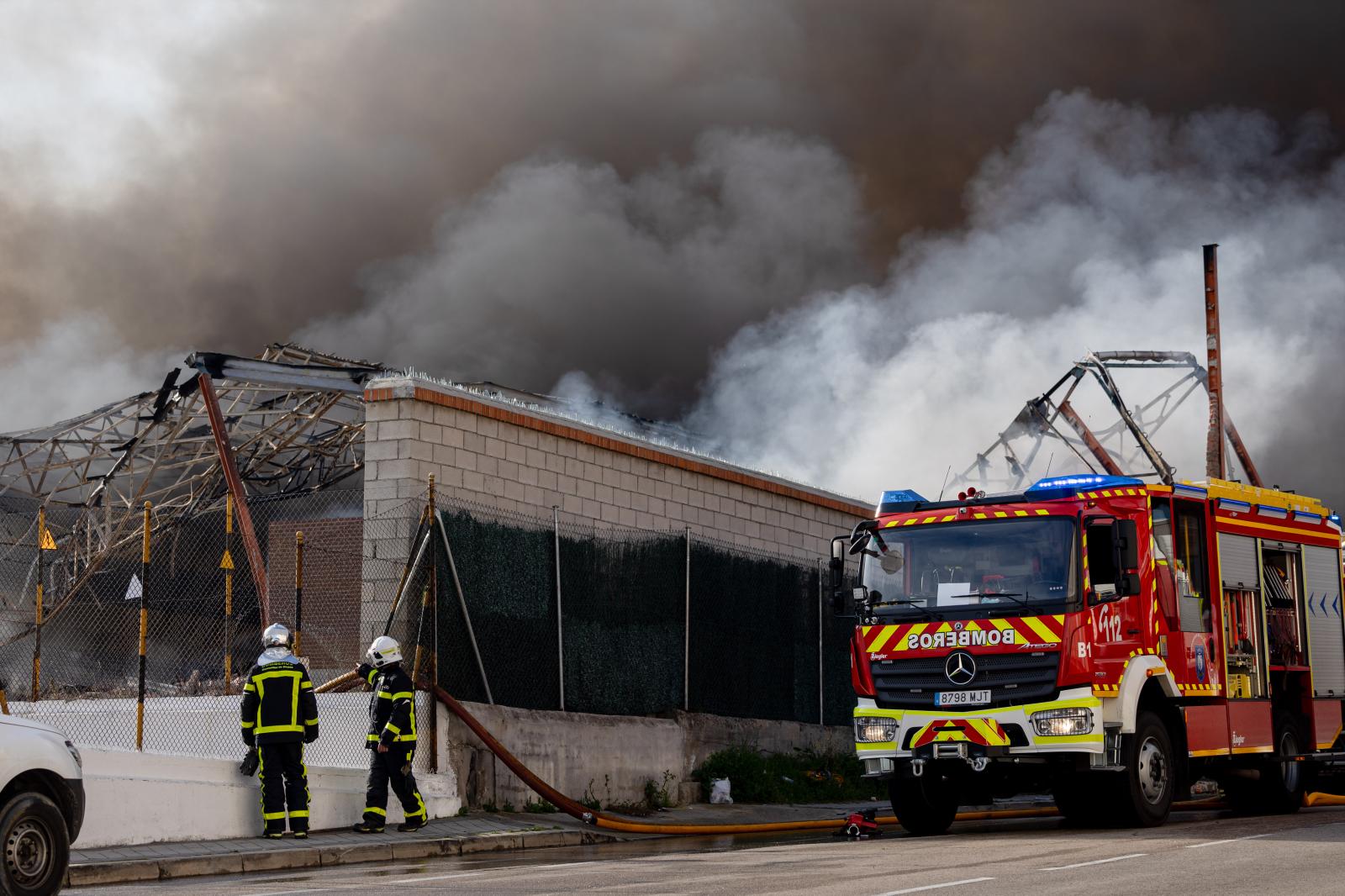 Perimetrado y casi controlado el incendio de toneladas de ropa de una nave de Cobo Calleja