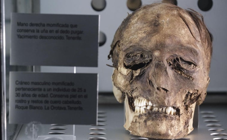 Imagen principal - Canarias reclama su momia guanche y rechaza la carta de Urtasun: «Nuestra historia no se esconde»