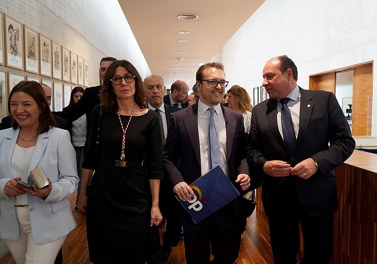 El portavoz del Grupo Parlamentario Popular en las Cortes, Ricardo Gavilanes, junto a otros procuradores del PP