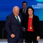 La astrofísica cordobesa Casiana Muñoz recibe la Medalla de Andalucía por parte de Jesús Aguirre