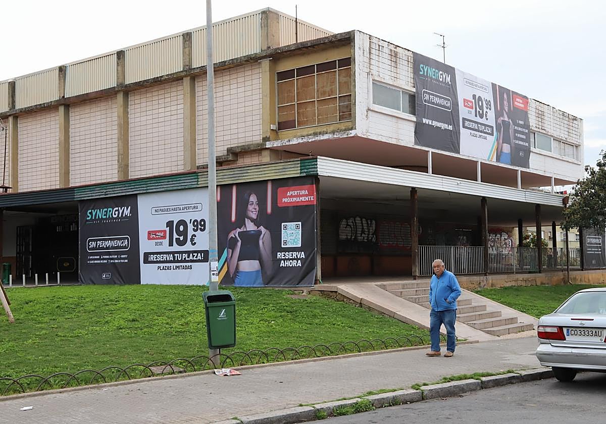 Lona en el cine Almirante anunciando la apertura de un gimnasio en él