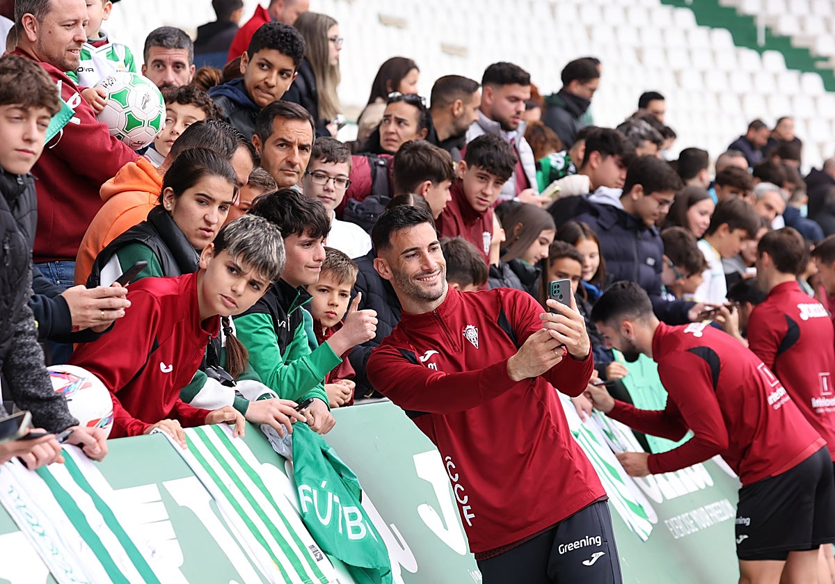 Albarrán se hace una foto con los aficionados en El Arcángel