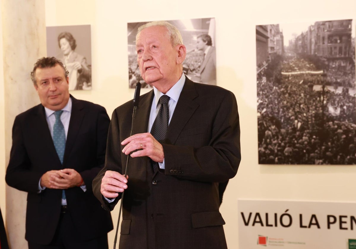 Rafael Escuredo, en primer plano, en un acto en la Casa de la Provincia de Sevilla en una imagen de archivo