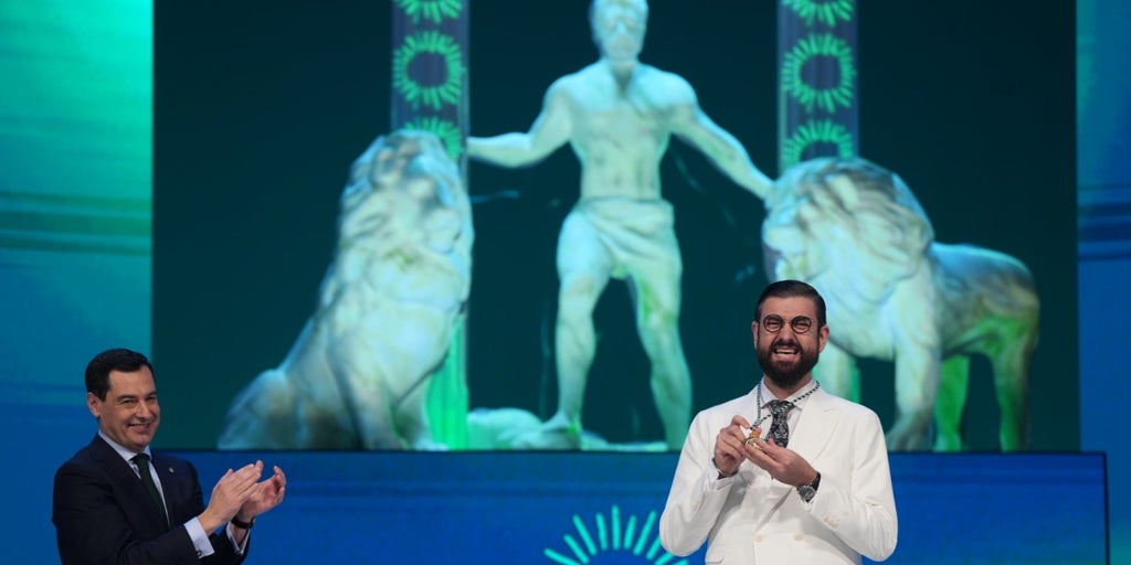 Manu Sánchez se rompe al recoger la Medalla de Andalucía: «El cáncer no lo merezco y me lo tuve que quedar»