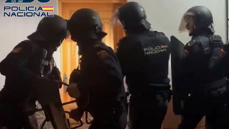 Policías nacionales durante uno de los registros
