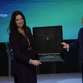 Pilar Manchón recibe la distinción de manos de Jesús Aguirre