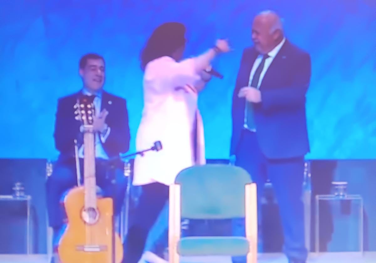 Captura del vídeo de Jesús Aguirre bailando con María del Monte
