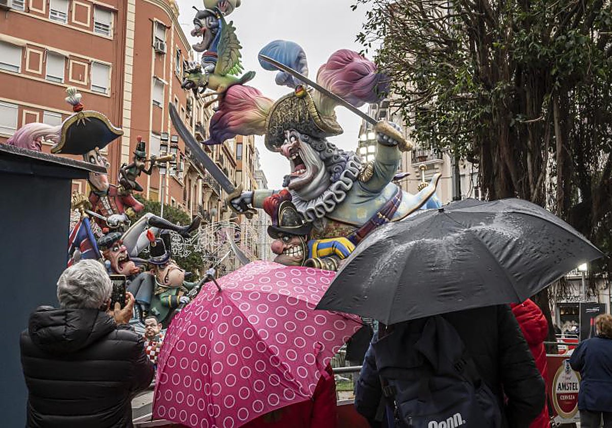 Imagen de archivo de una falla de Valencia durante un día de lluvia